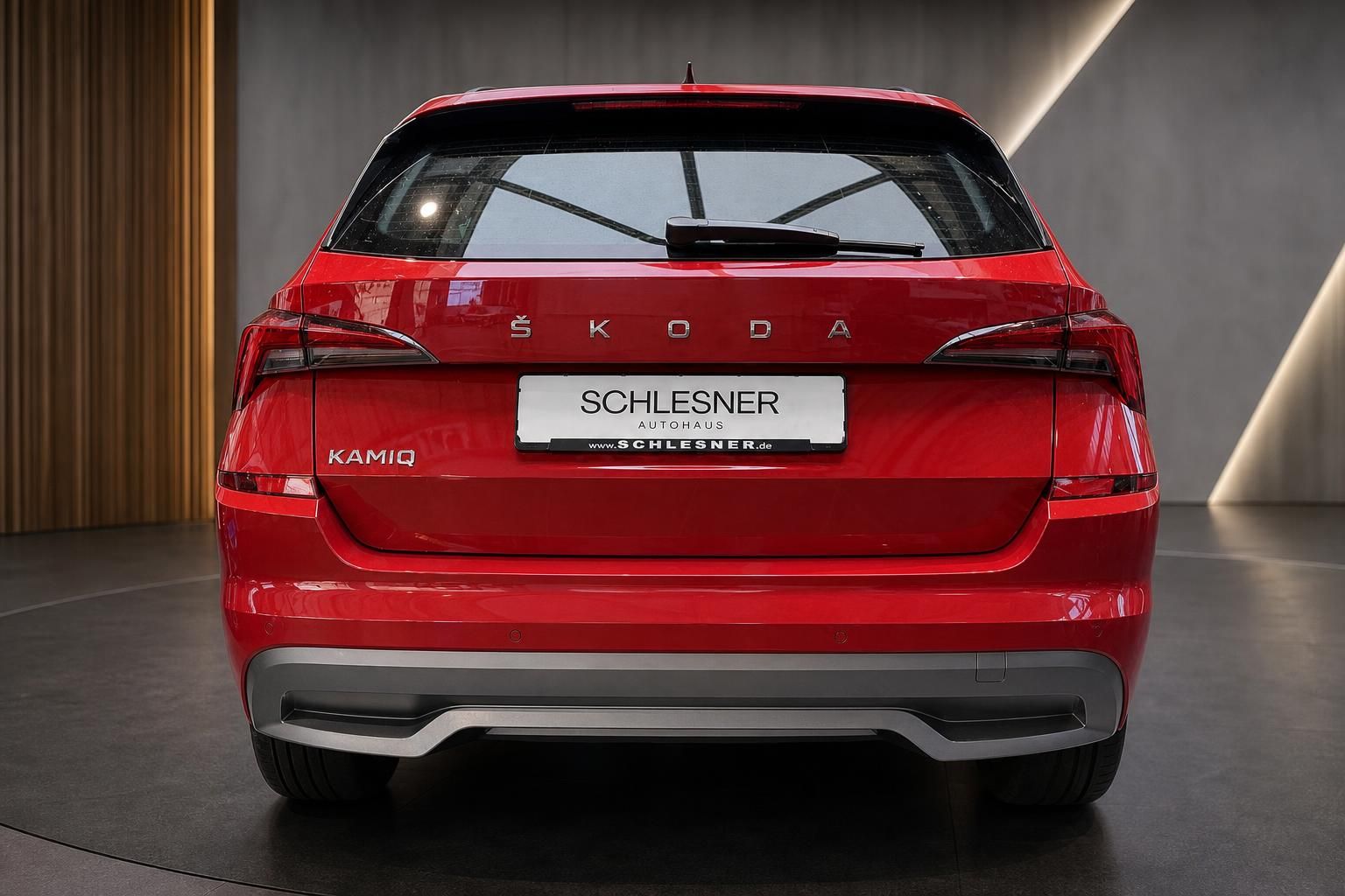 Skoda Kamiq in Rot, direkte Heckansicht im Autohaus Schlesner