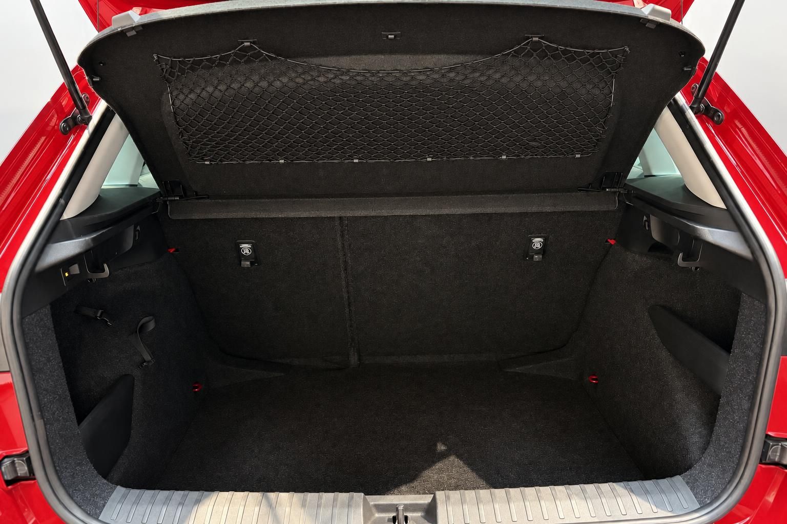 Skoda Kamiq Kofferraum mit Gepaecknetz und offener Heckklappe