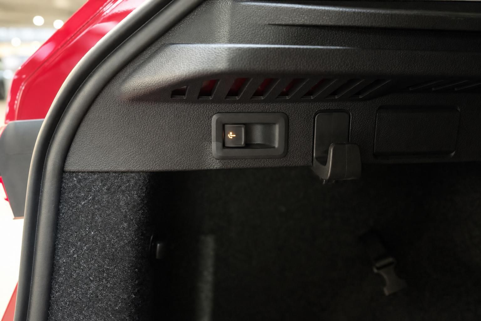 Skoda Kamiq Kofferraumdetail mit Schalter und Haken