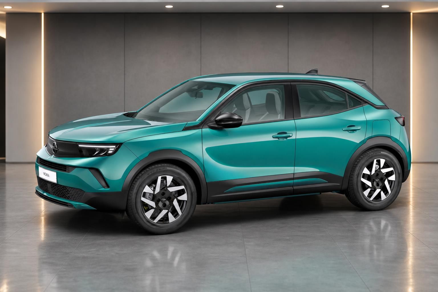 Opel Mokka in Türkis, Seitenansicht in modernem Showroom