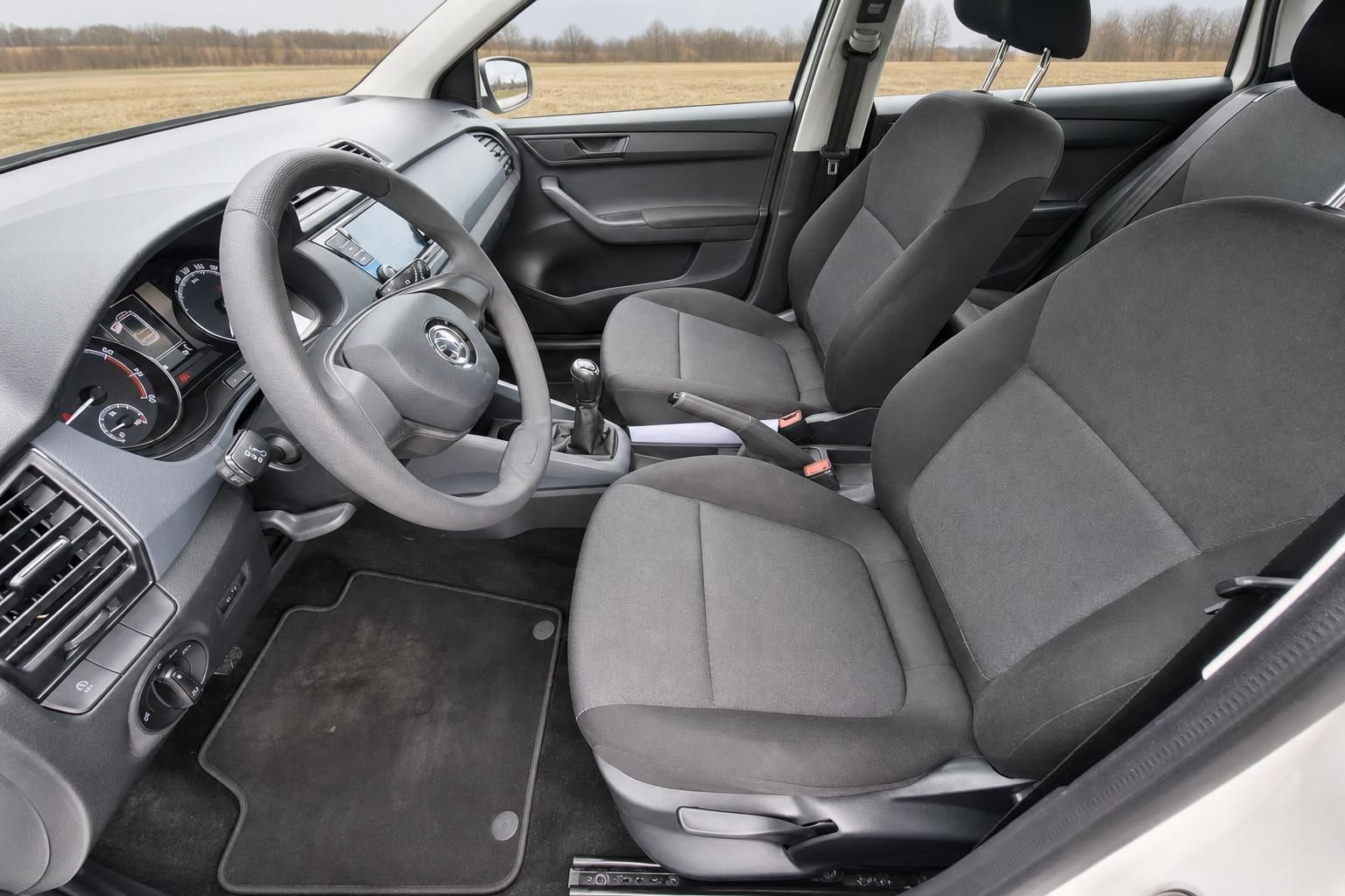 Skoda Innenraum Vordersitze und Cockpit in Grau, Fahrerperspektive