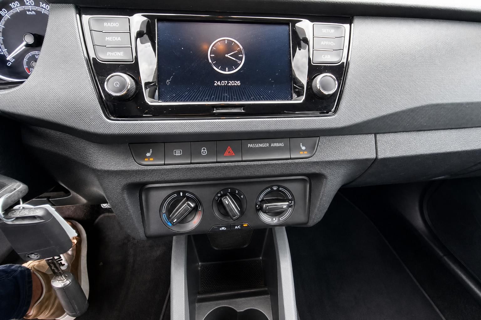 Mittelkonsole mit Touchscreen und Klimabedienung im Fahrzeug