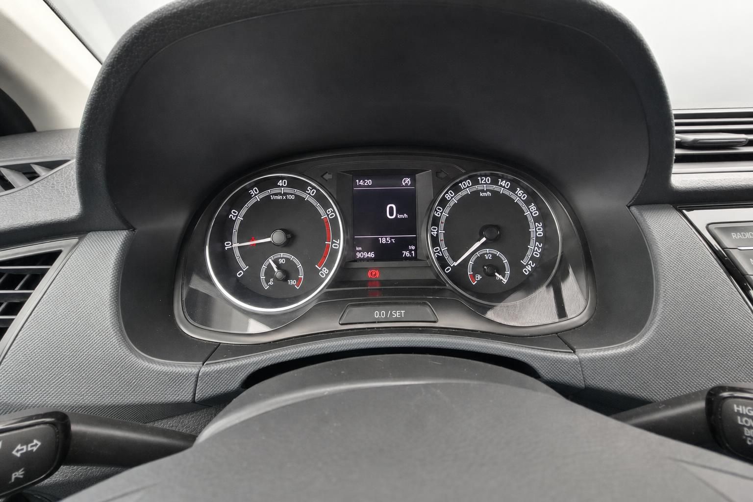 Kombiinstrument mit Tacho und Drehzahlmesser im Fahrzeug