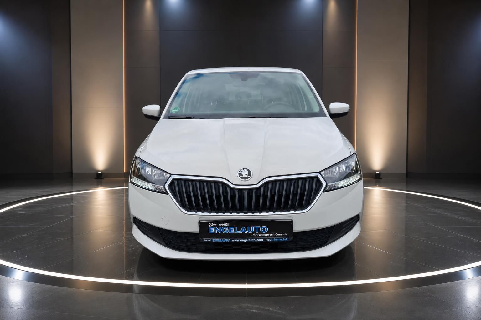 Skoda Fabia weiß Frontansicht mit Kühlergrill Studioaufnahme