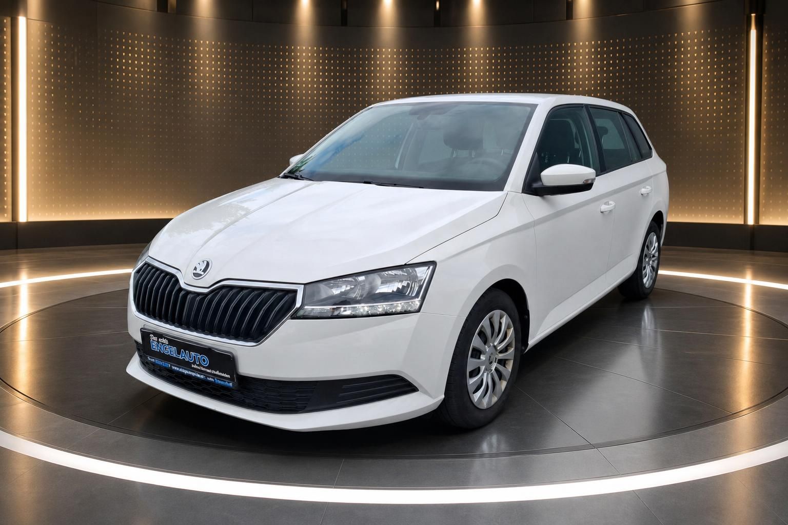 Skoda Fabia Combi weiß Frontansicht Autohaus Präsentation
