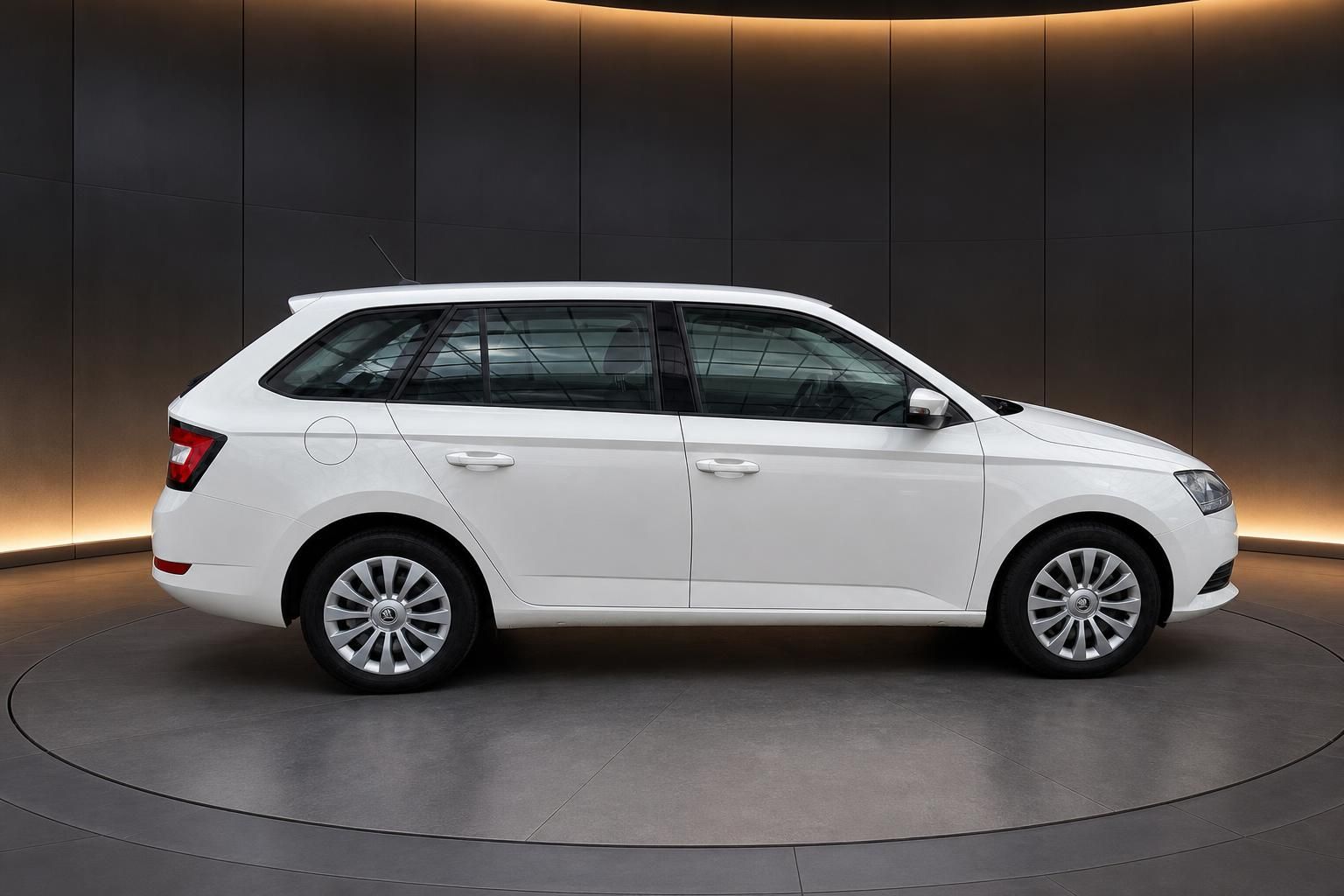 Skoda Fabia Combi weiß Seitenansicht Kombi Gebrauchtwagen