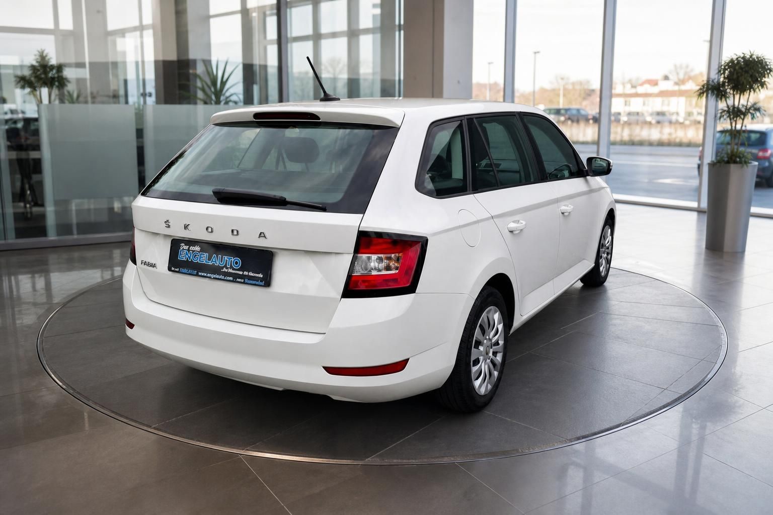 Skoda Fabia Combi weiß Heckansicht im Autohaus Showroom