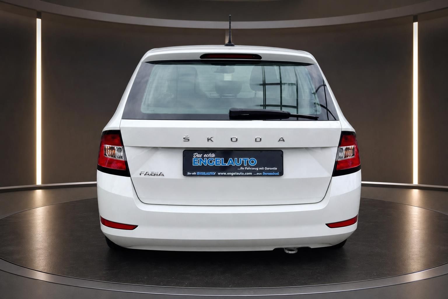 Skoda Fabia weiß Kombi Heckansicht mit Kennzeichenhalter im Studio