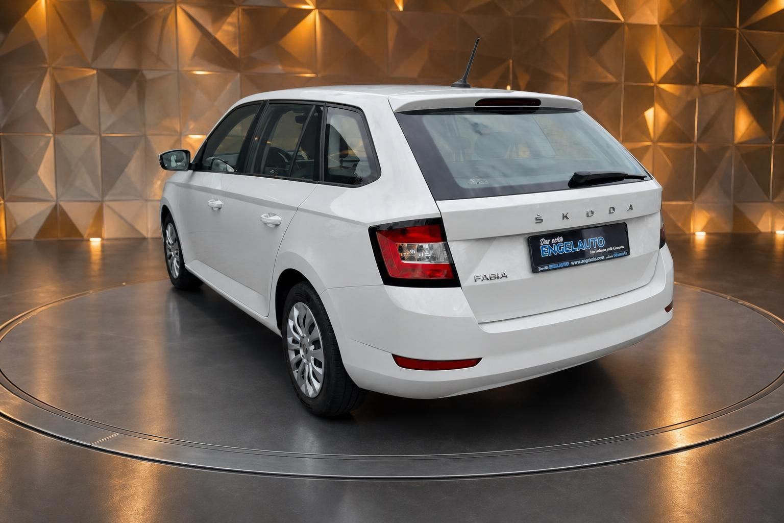 Skoda Fabia Kombi weiß Heck-Seitenansicht auf Drehteller im Studio