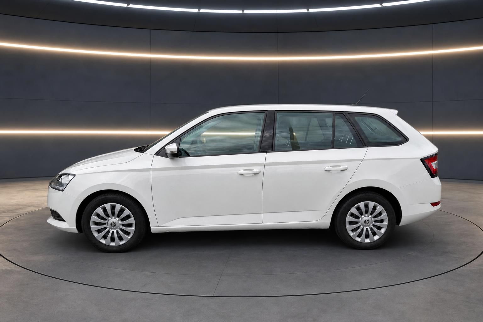 Skoda Fabia Kombi weiß Seitenansicht im Fotostudio