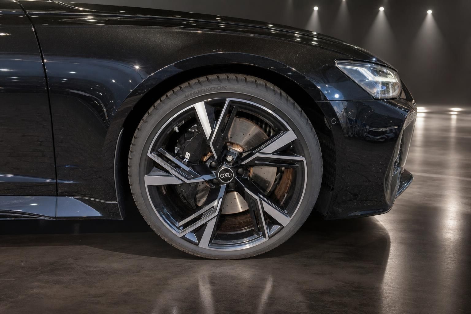 Audi RS6 Felge und Bremssystem Detailaufnahme im Showroom