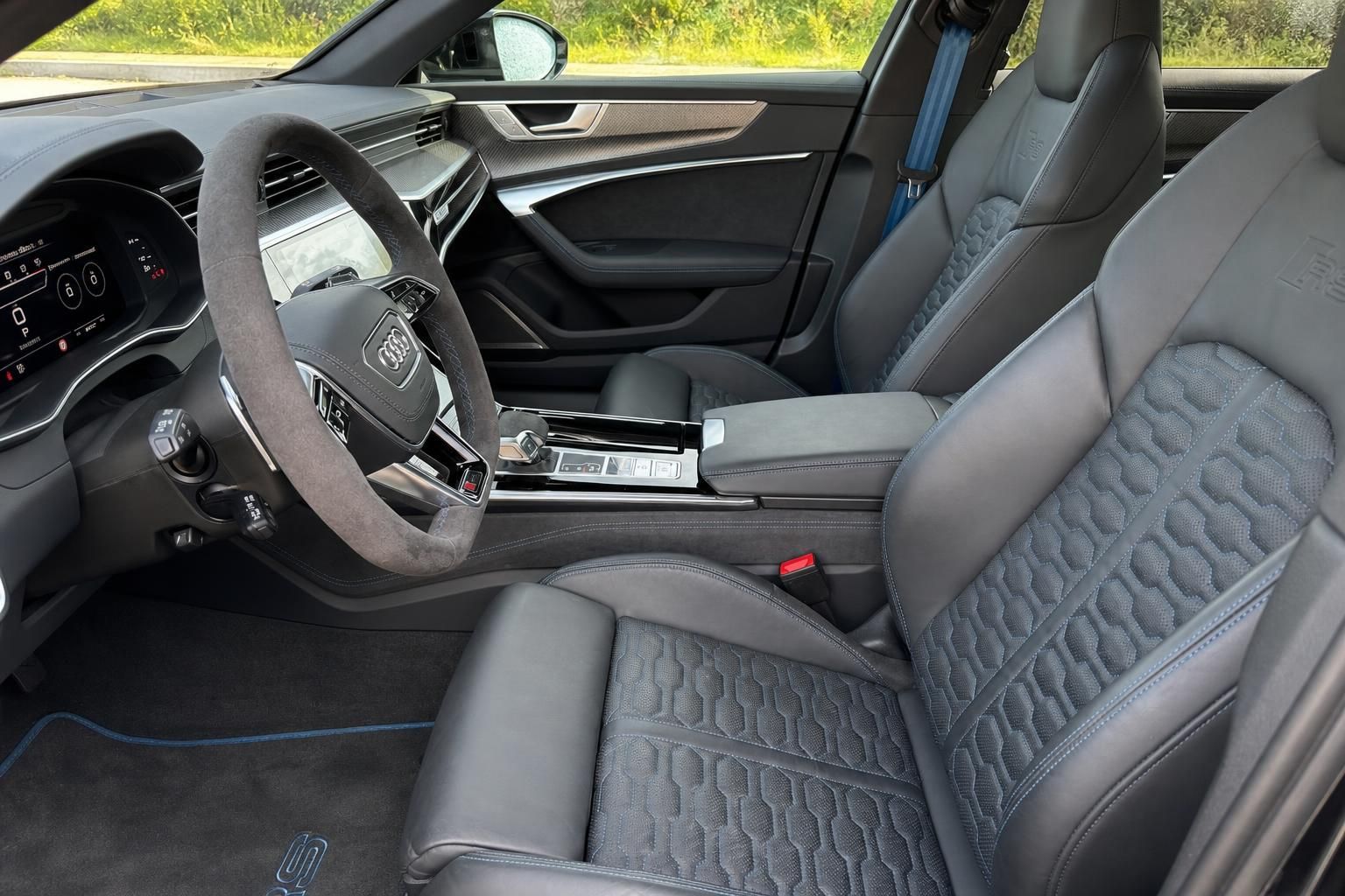 Audi RS6 Innenraum mit hochwertigen Sportsitzen und Alcantara-Lenkrad