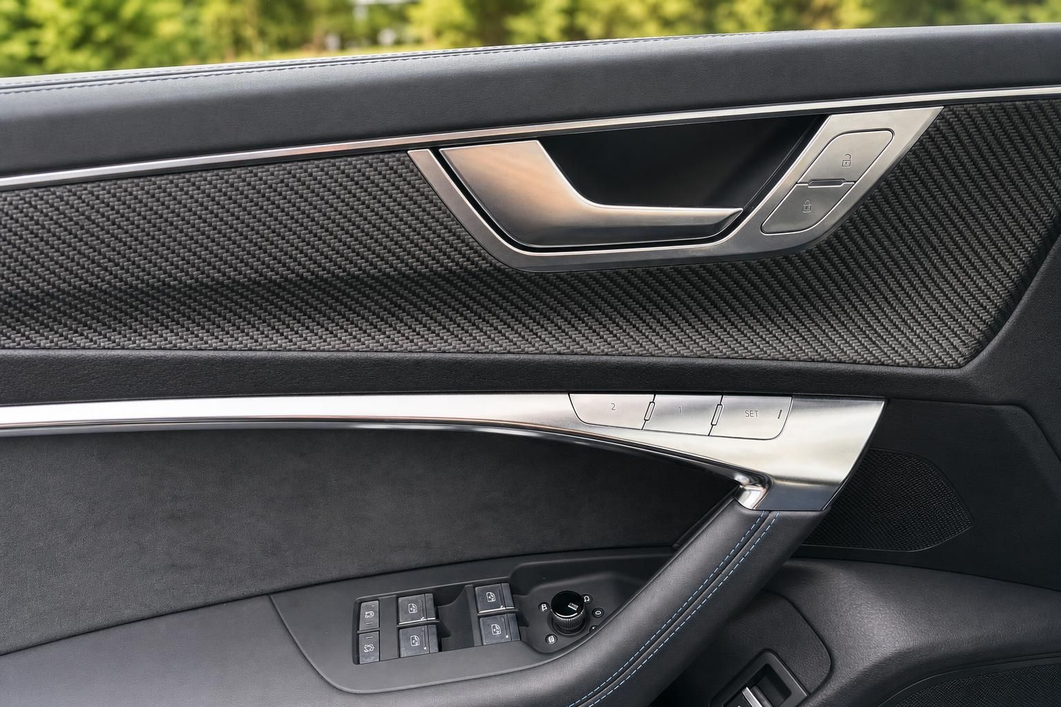 Audi RS6 Türverkleidung mit Carbon-Optik und Fensterheberschaltern
