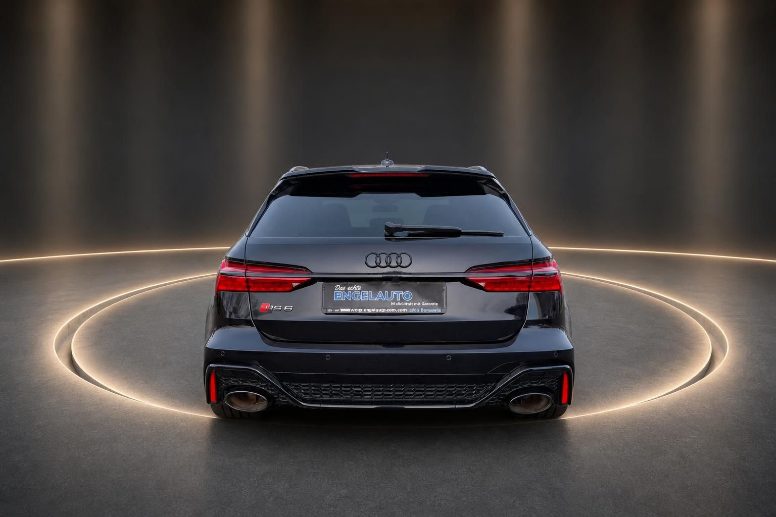 Audi RS6 Avant Heckansicht in grau metallic im Showroom
