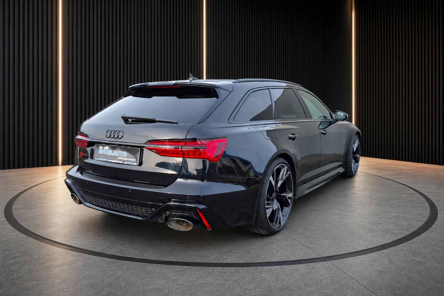 Audi RS6 Avant Heckansicht schwarz metallic auf Showroom Drehbühne