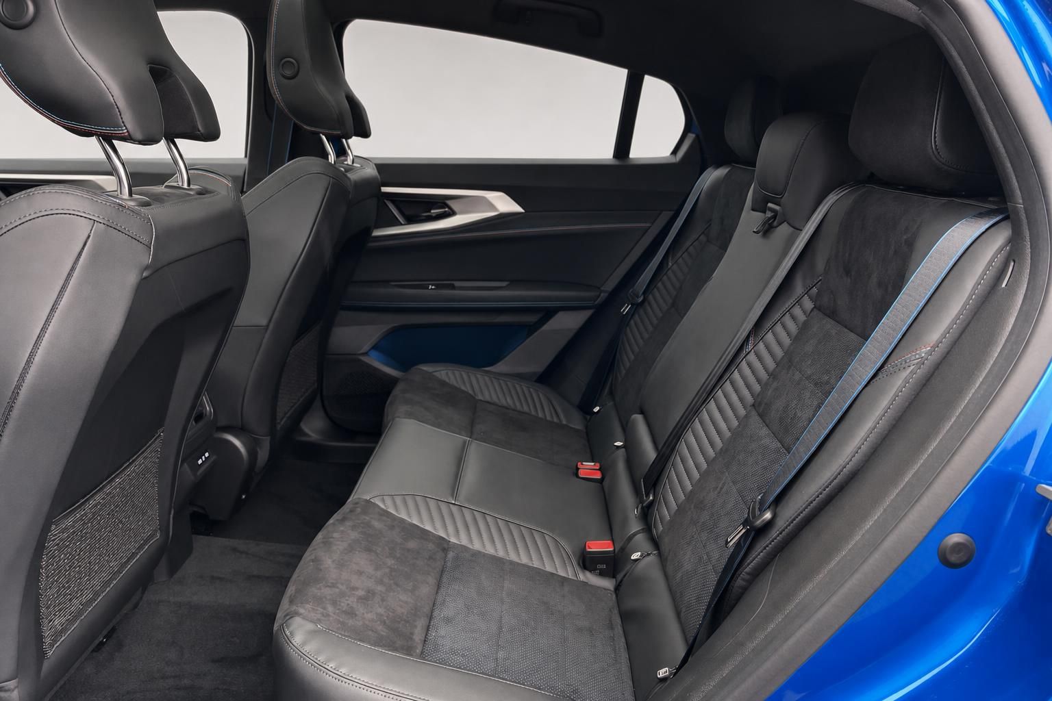 Renault Rücksitzbank mit grauen Sitzen und Alcantara-Bezug im Fond
