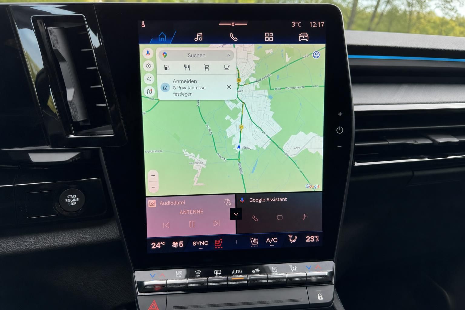 Renault Infotainment Display mit Google Maps Navigation und Klimasteuerung