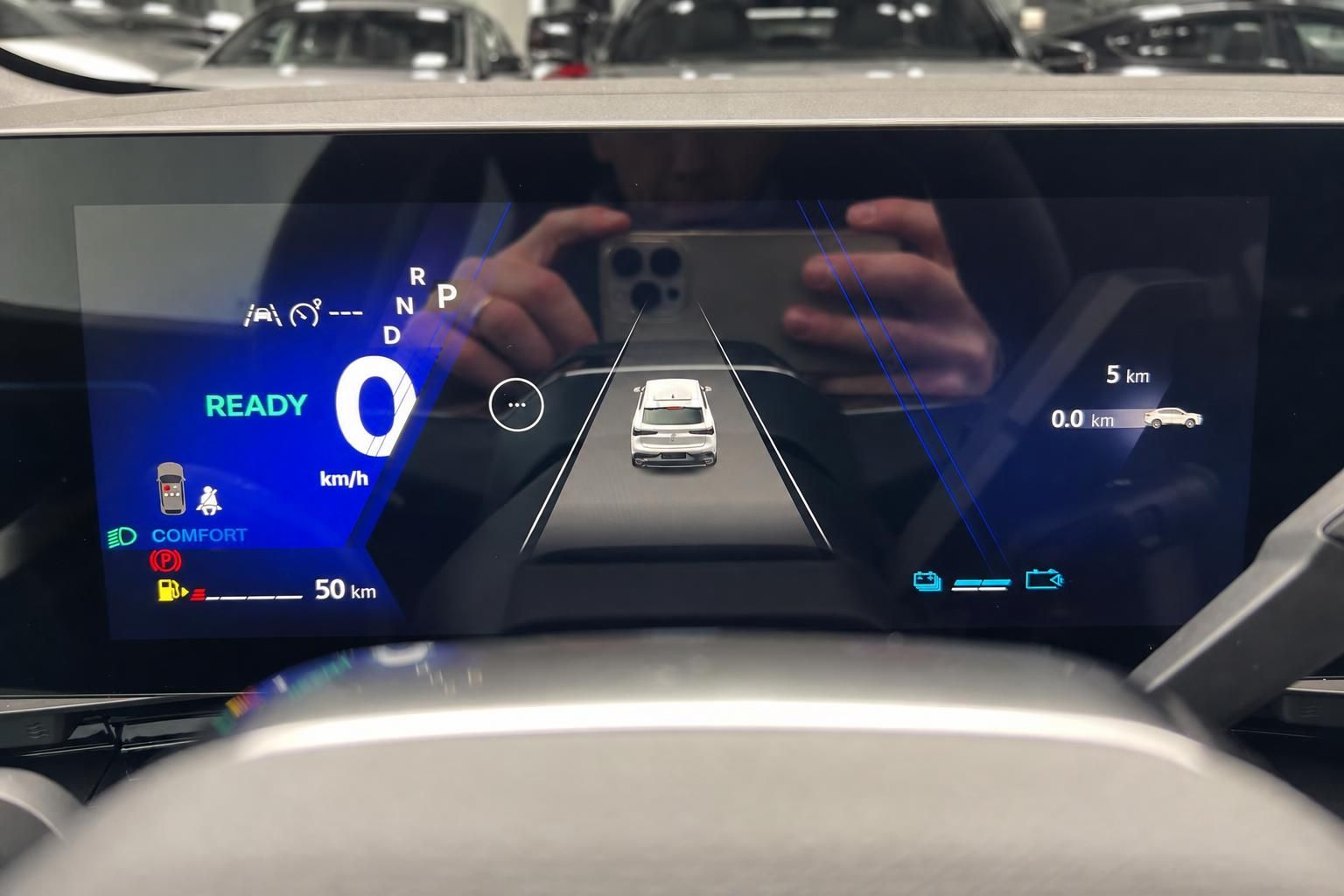 Modernes Fahrzeug Cockpit mit digitalem Display und Fahrassistenzsystem im Innenraum