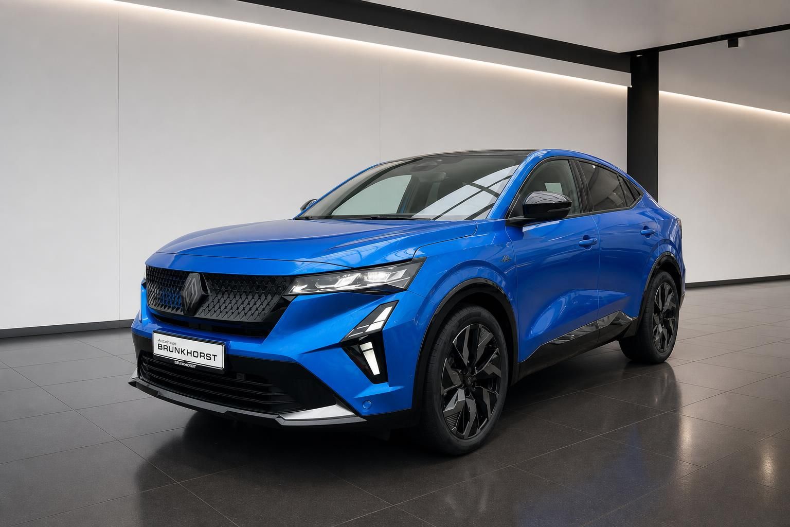Blauer Renault Rafale SUV Seitenansicht im Autohaus Brunkhorst Showroom