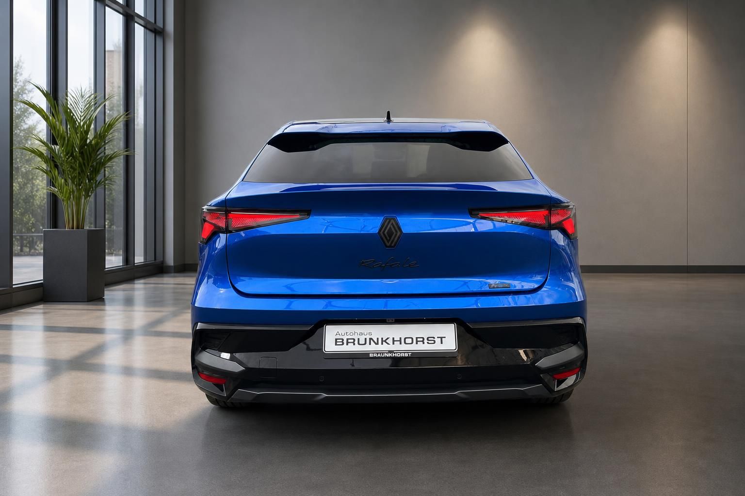Blauer Renault Rafale SUV Heckansicht im Autohaus Brunkhorst Showroom
