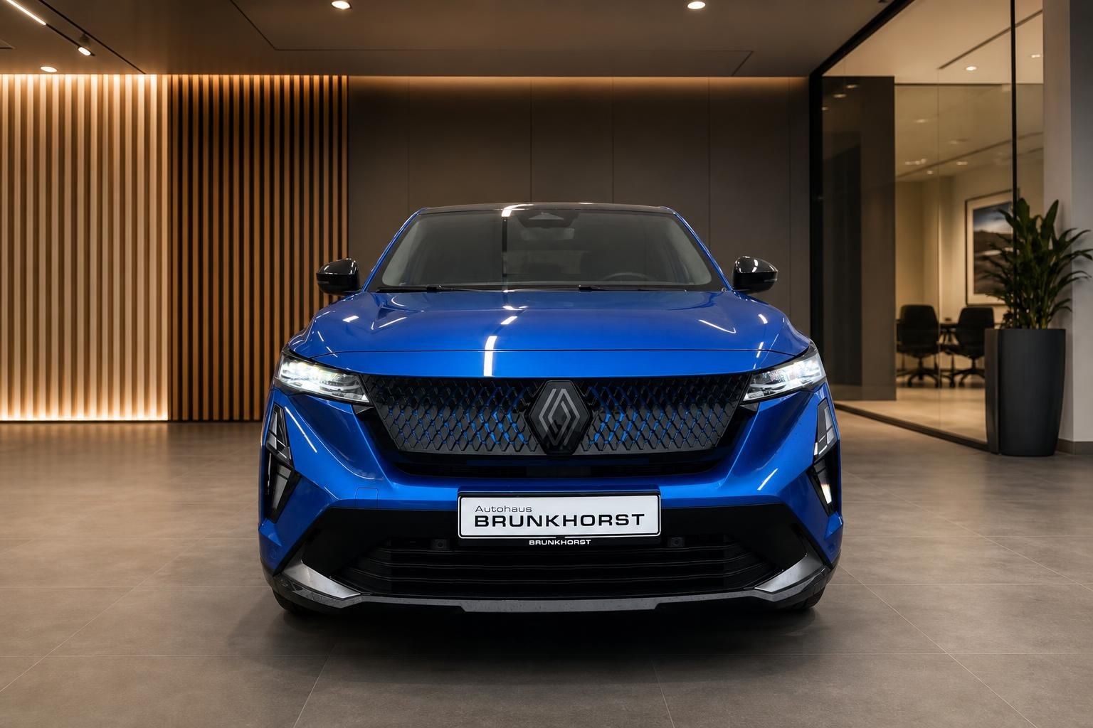 Blauer Renault Rafale SUV Frontansicht im Autohaus Brunkhorst Showroom