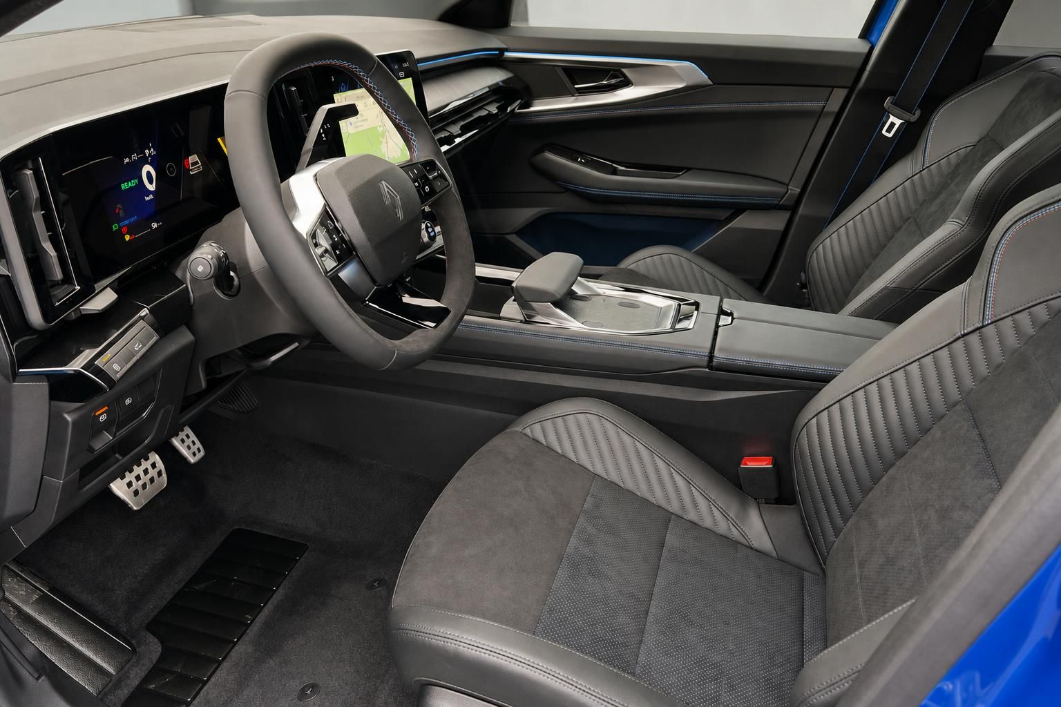 Renault Rafale Innenraum mit Lenkrad, Sitzen und modernem Cockpit