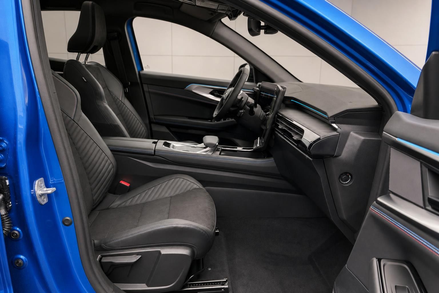 Renault Innenraum Fahrer- und Beifahrersitz mit Mittelkonsole in blauem Fahrzeug