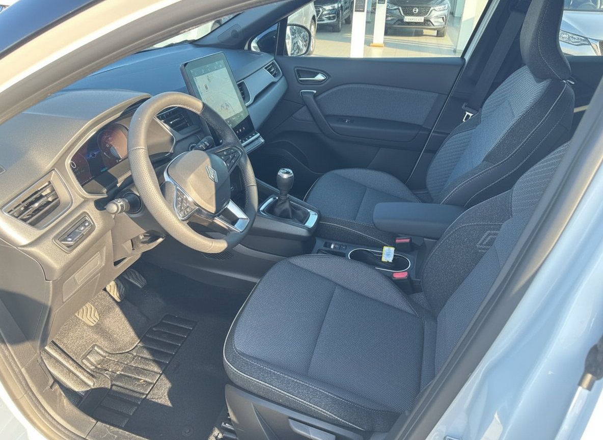 Renault Innenraum mit schwarzen Stoffsitzen, Touchscreen und Schaltgetriebe