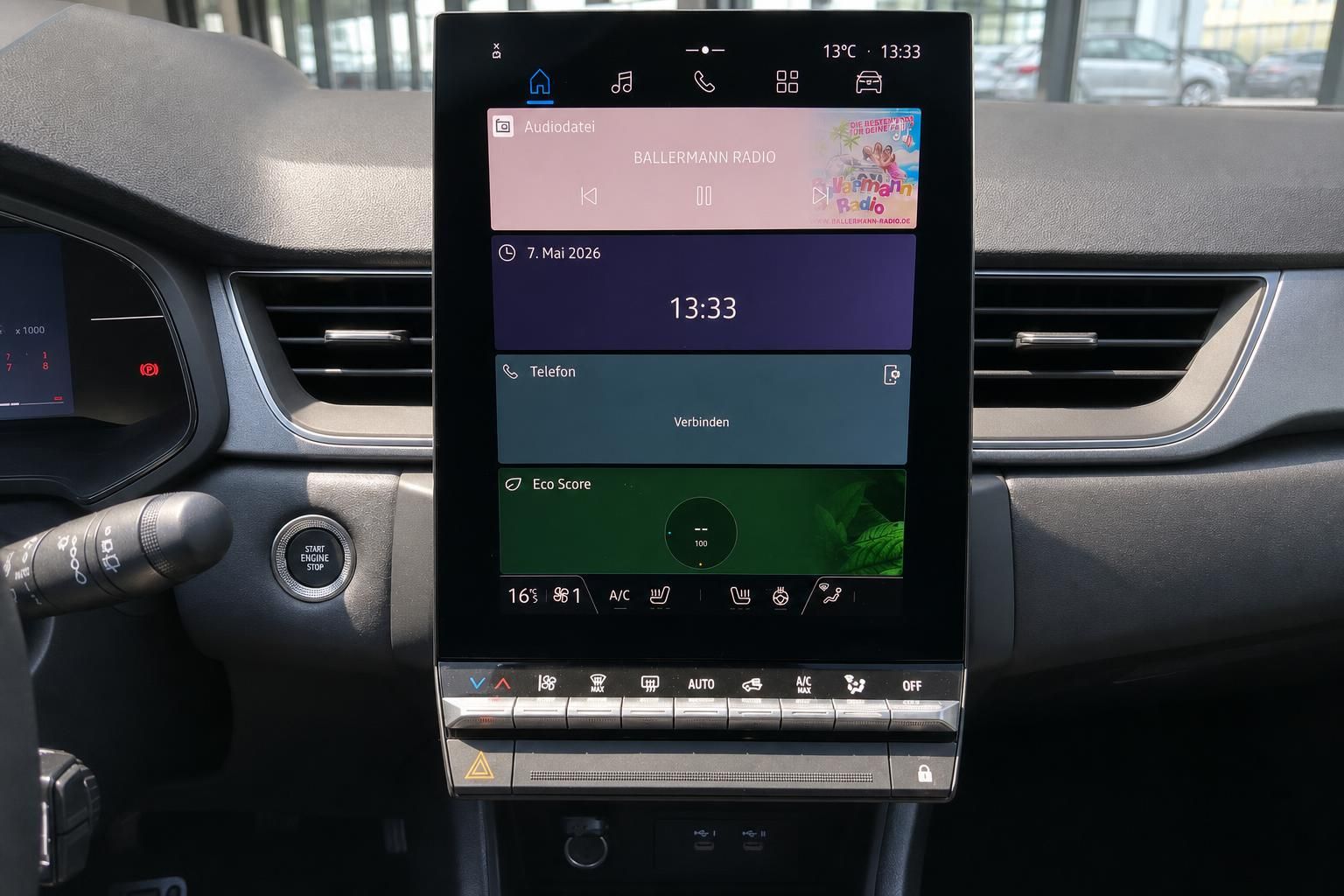 Renault Fahrzeug Innenraum mit modernem Touchscreen-Display und Armaturenbrett