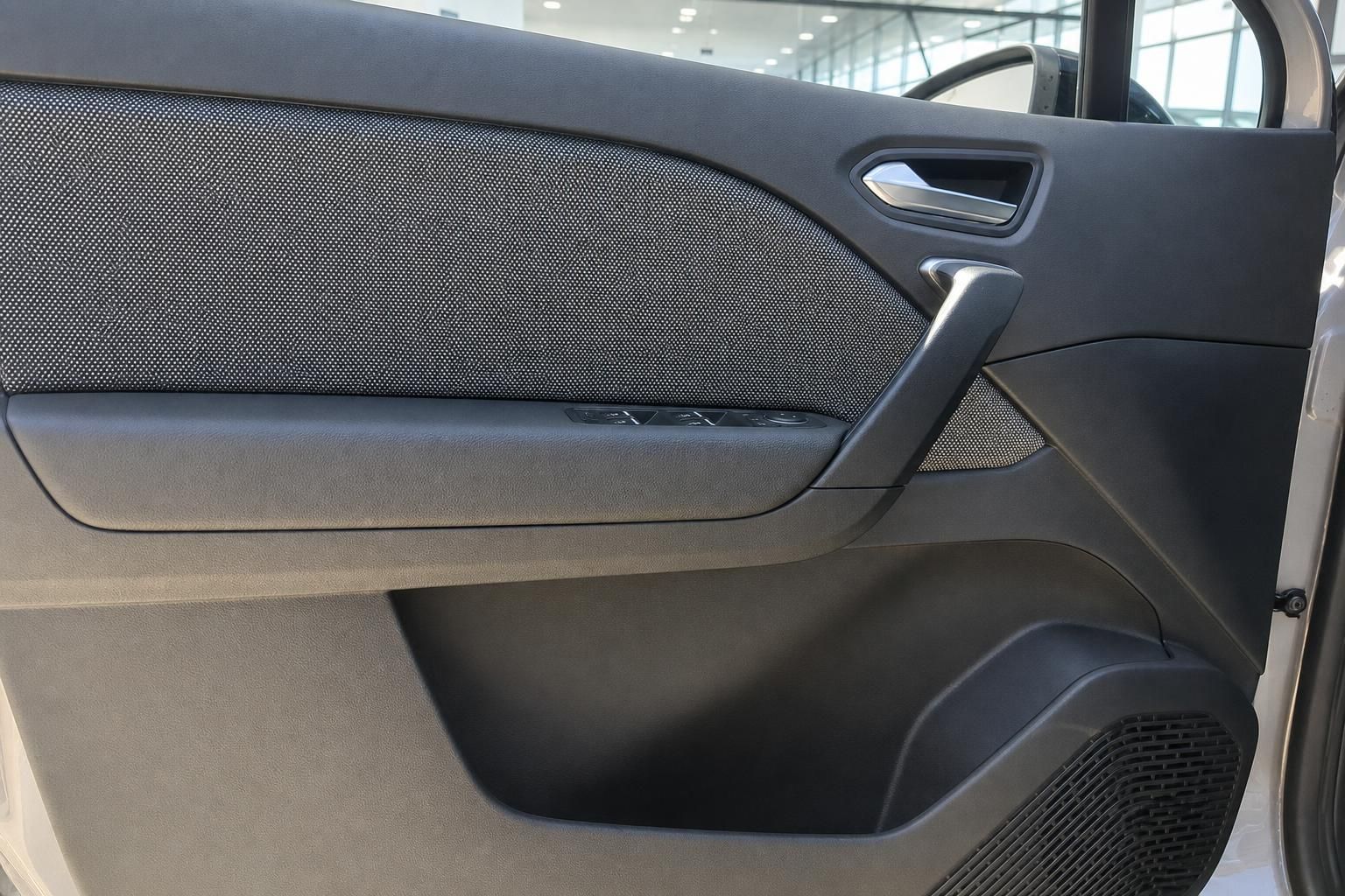Renault Fahrzeug Türverkleidung mit modernen Bedienelementen und Lautsprecher-Details
