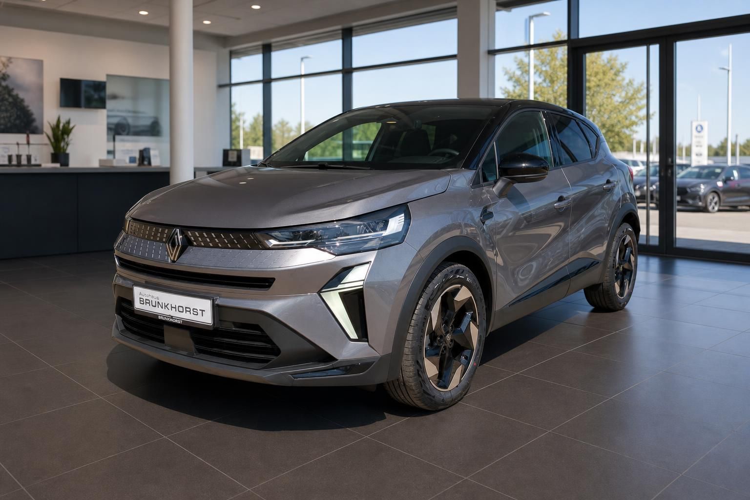 Renault Captur Seitenansicht grau im Autohaus Brunkhorst Showroom