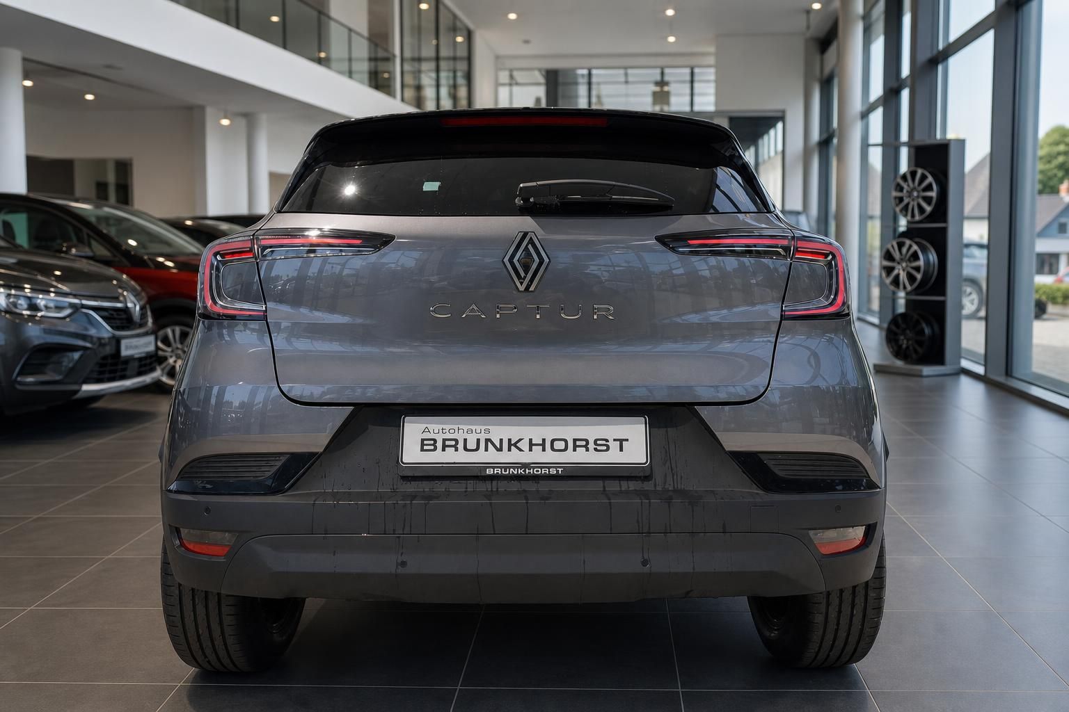 Renault Captur Heckansicht grau im Autohaus Brunkhorst Showroom