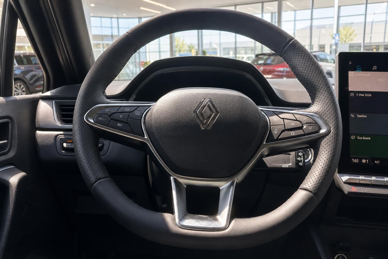 Renault Lenkrad mit Multifunktionstasten und Markenlogo im Fahrzeug-Innenraum