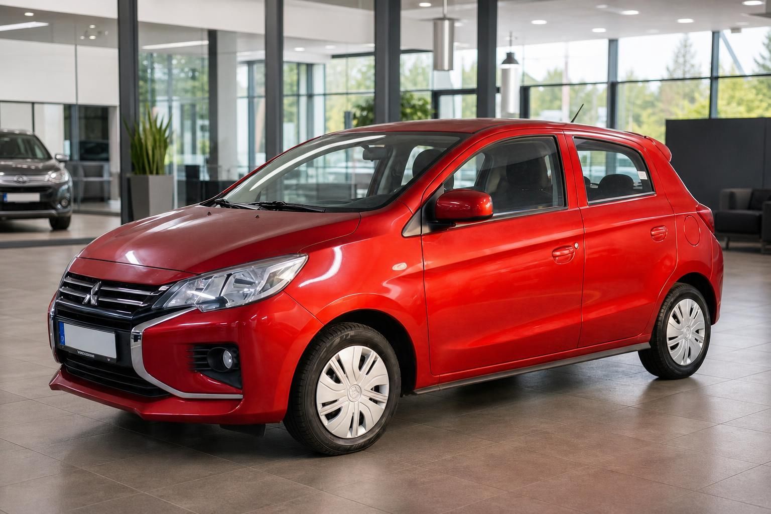 Roter Mitsubishi Space Star Kompaktwagen in modernem Autohaus-Showroom mit Glasfront