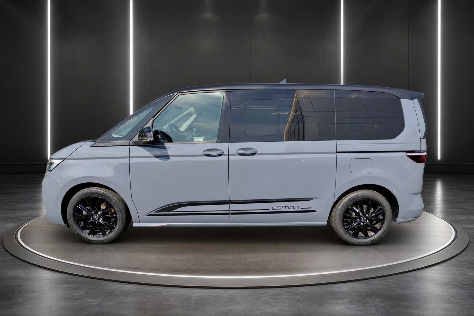 VW Multivan Edition Seitenansicht mit Zierstreifen und schwarzen Felgen