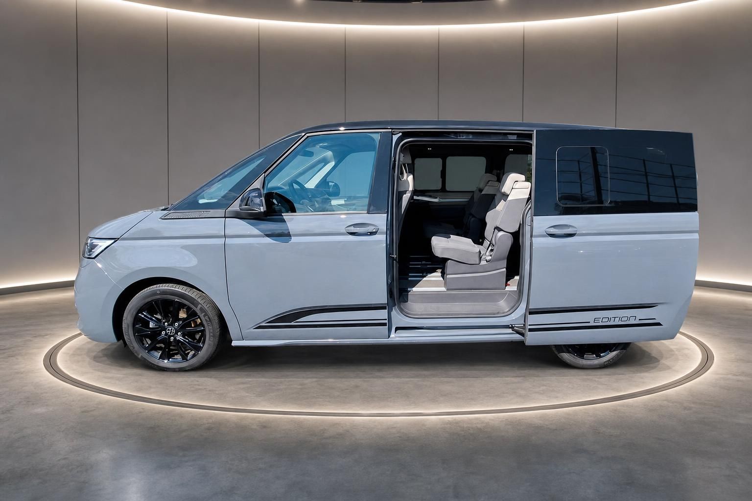 VW Multivan Edition grau, Seitenansicht mit offener Schiebetuer im Studio