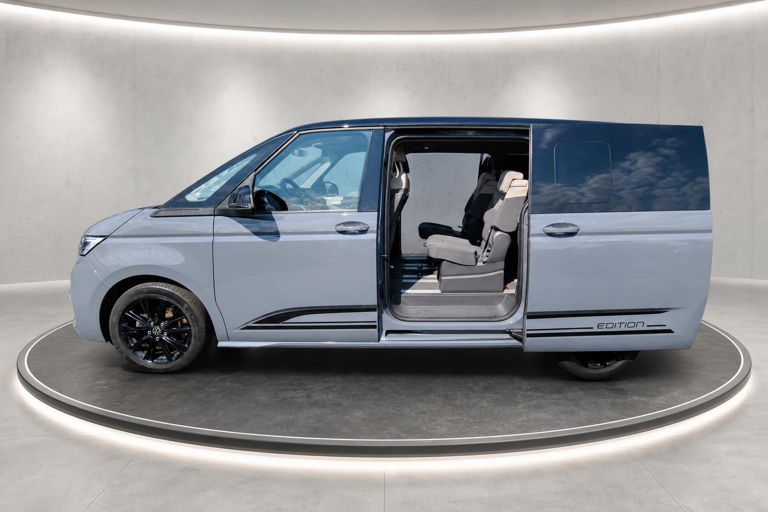 VW Bus Edition blau-grau, Seitenansicht mit geoeffneter Schiebetuer und Innenraum