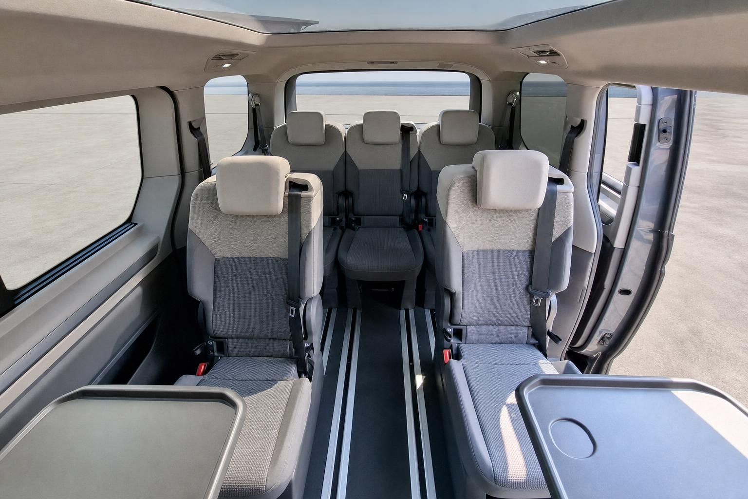 Innenraum VW Van mit Sitzbank, Panoramadach und Blick durch die Fenster