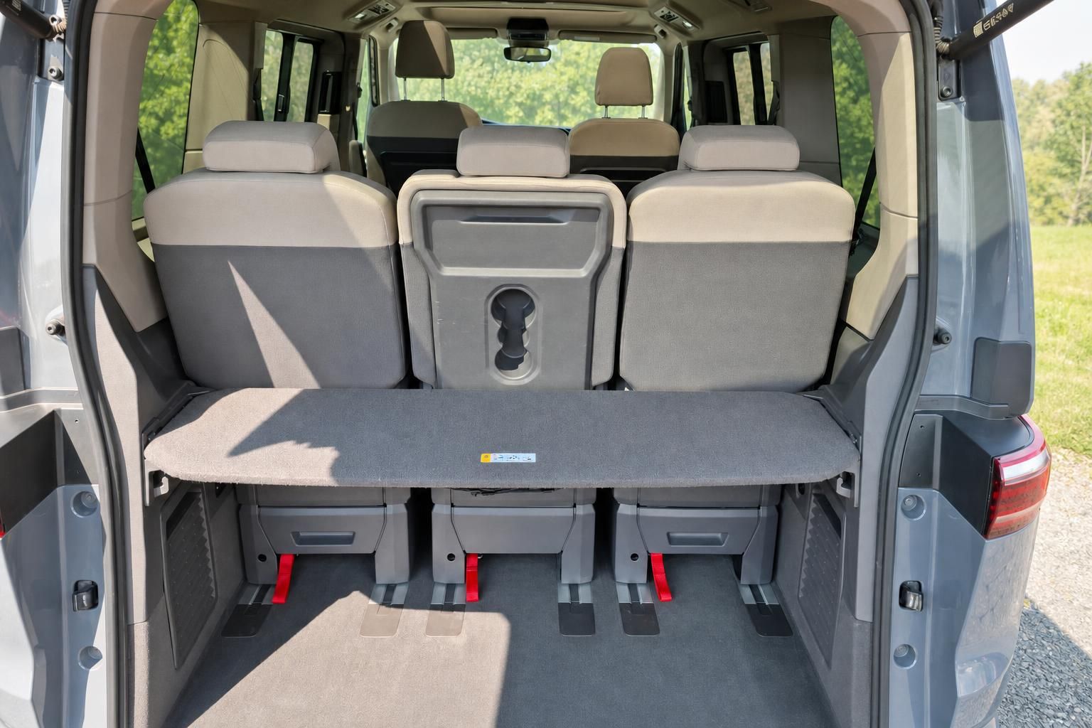 Kofferraum VW Van mit Rueckbank und Klapptisch von hinten fotografiert