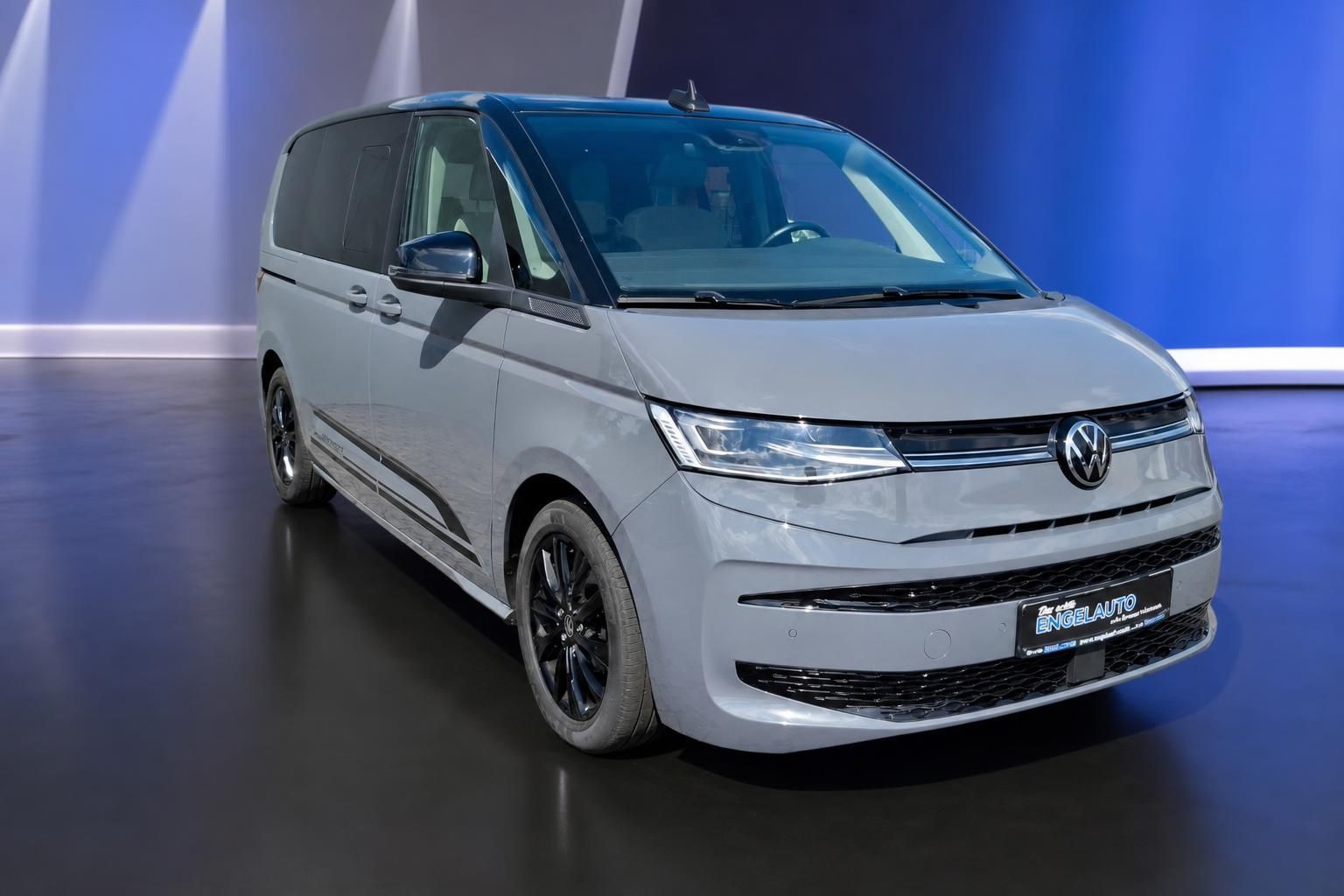 VW Multivan in Grau, Frontansicht schräg mit Kennzeichenhalter Engelauto