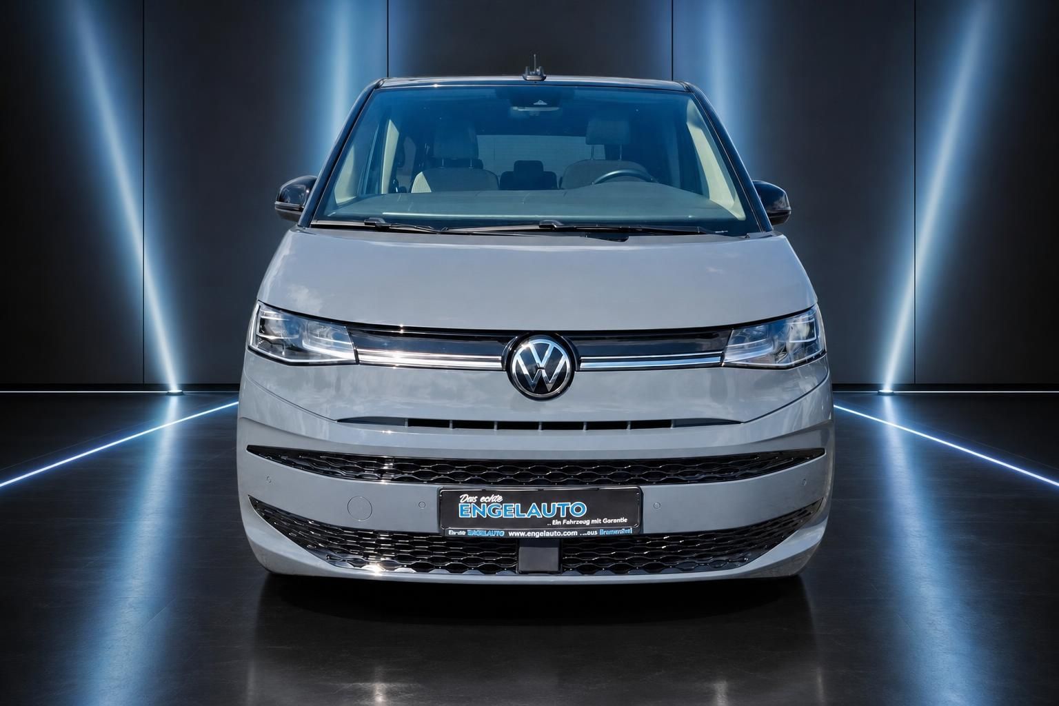VW Multivan Frontansicht mit VW Logo und Kennzeichenhalter Engelauto