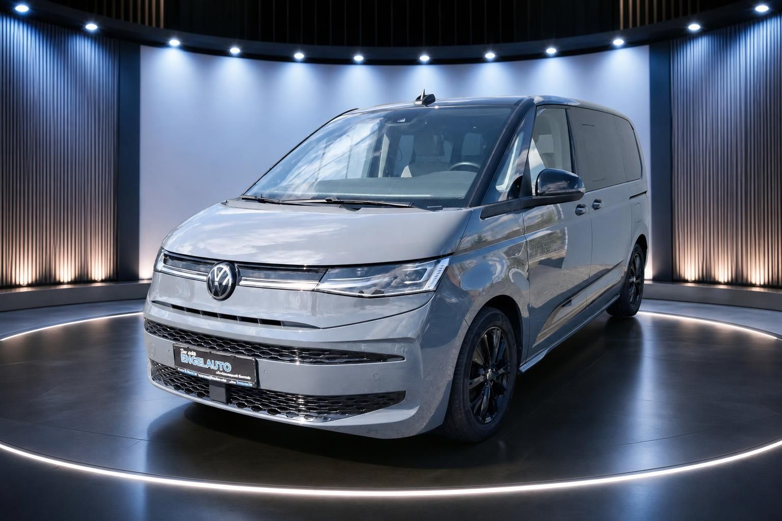VW Multivan grau, Frontansicht schräg auf Drehteller im Showroom