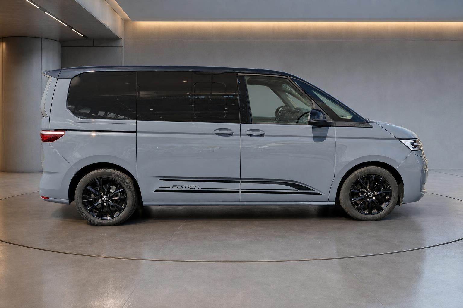 VW Multivan Edition Seitenansicht in Grau mit schwarzen Alufelgen