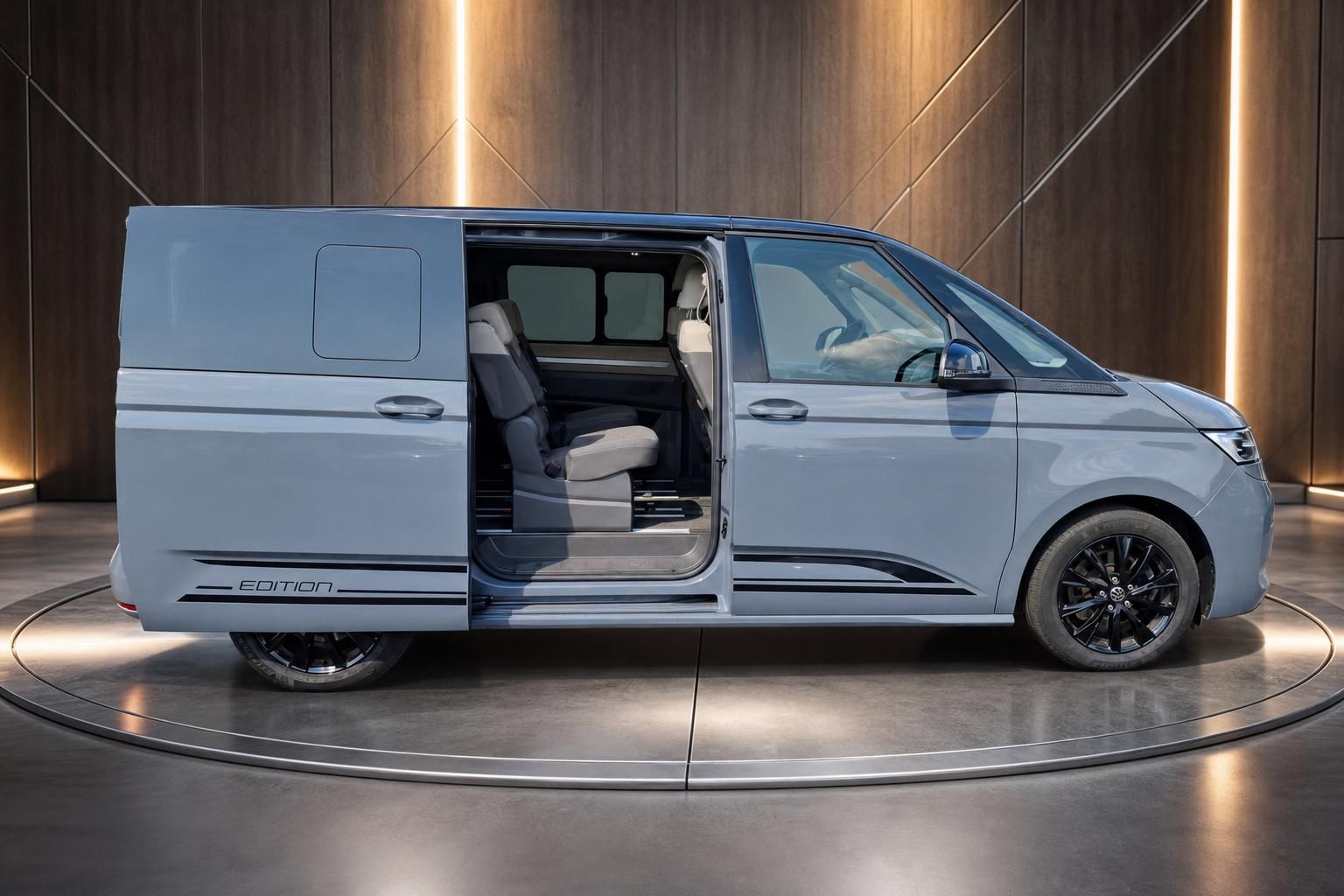 VW Multivan Edition mit geöffneter Schiebetür, Seitenansicht in grauer Lackierung