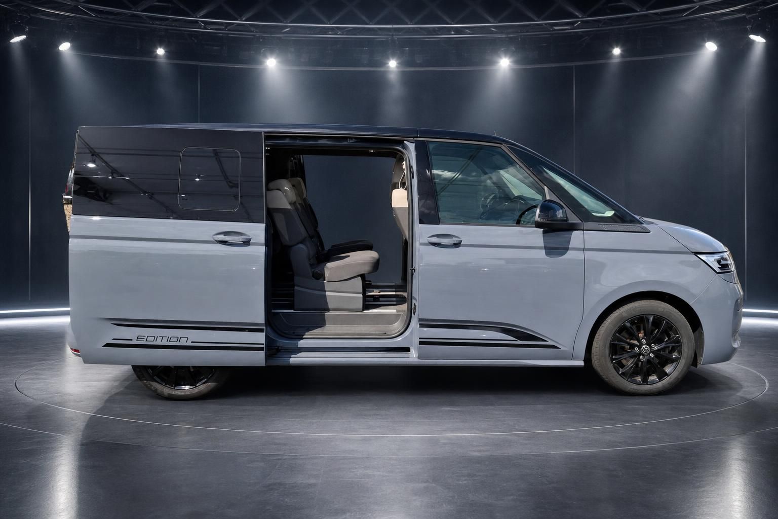 VW Multivan Edition mit geoeffneter Schiebetuer, Seitenansicht in silber
