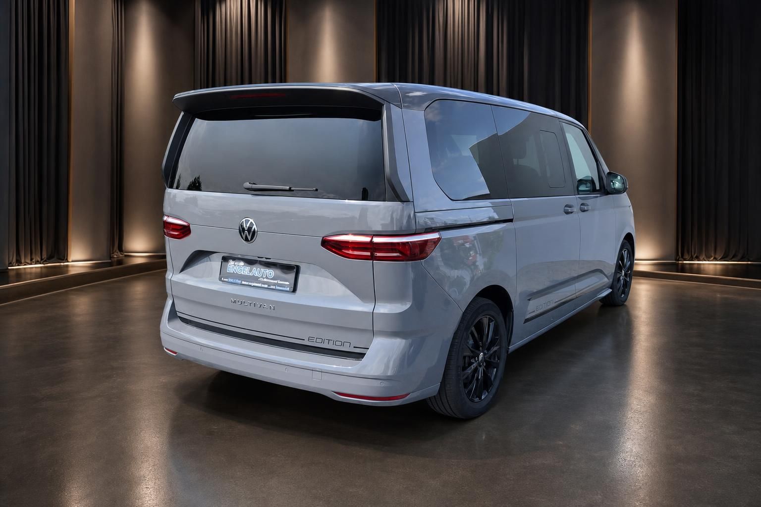 VW Multivan Edition schraege Heckansicht in silbergrau, Studioaufnahme