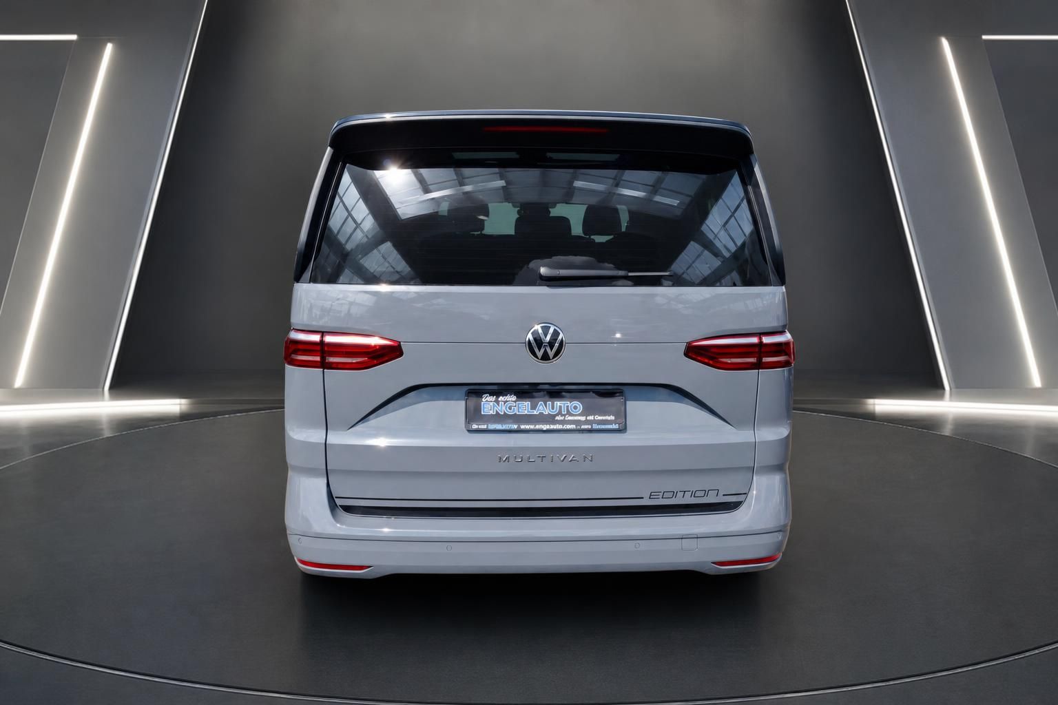 VW Multivan Edition Heckansicht frontal mit Kennzeichenhalter Engelauto