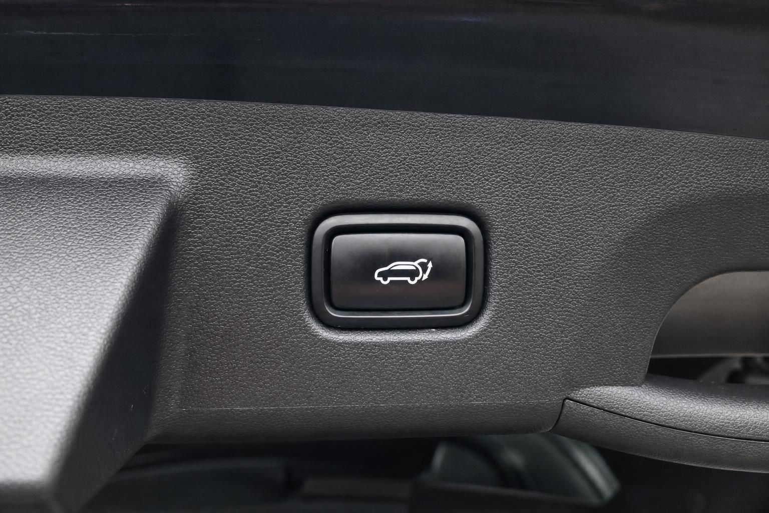 Taste zur elektrischen Heckklappenbedienung im Fahrzeuginnenraum