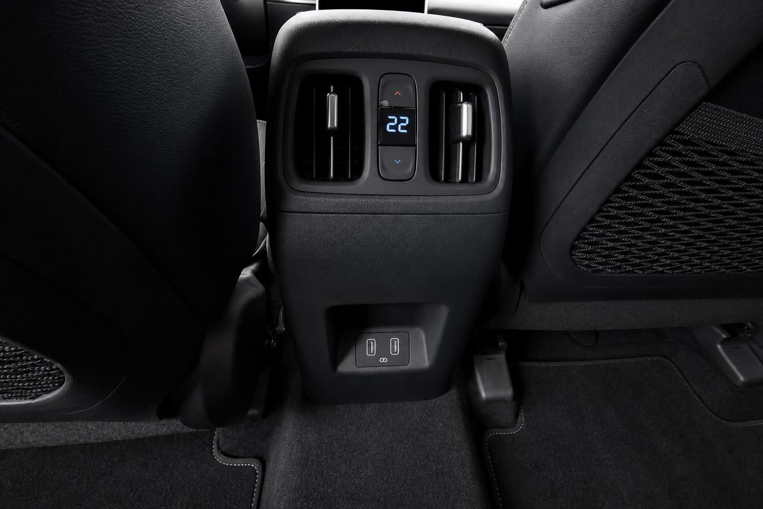 Klimabedienung und USB-Anschlüsse für Fondpassagiere im Fahrzeug