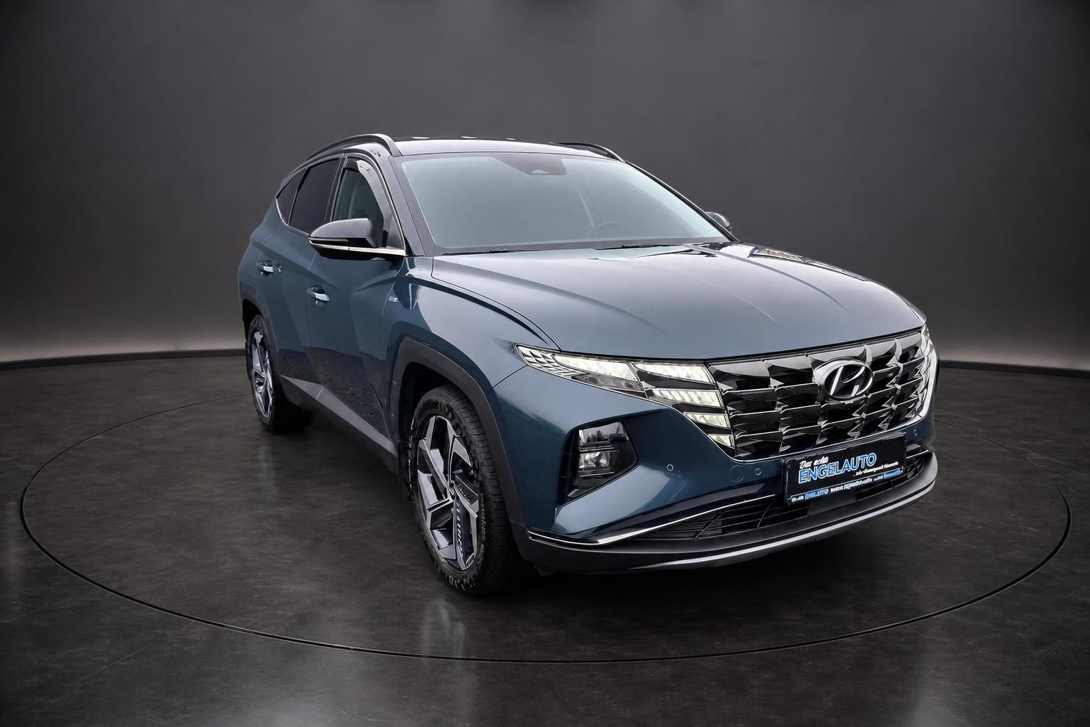 Hyundai Tucson blau Frontansicht schräg, SUV mit Leichtmetallfelgen